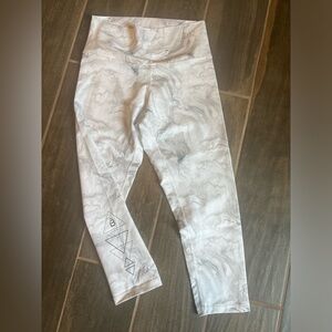 White marble crop leggings